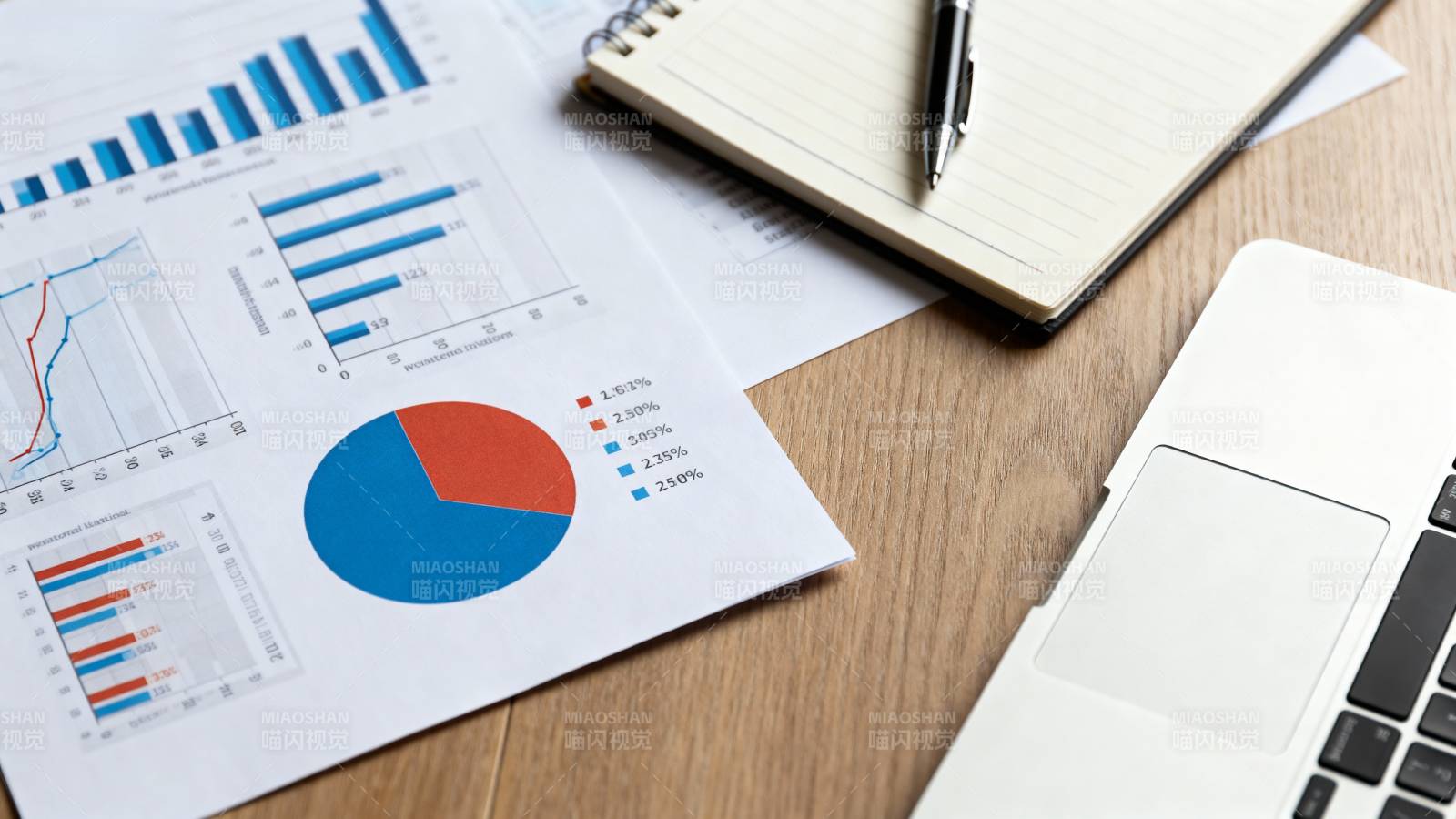 办公桌上的数据分析图片