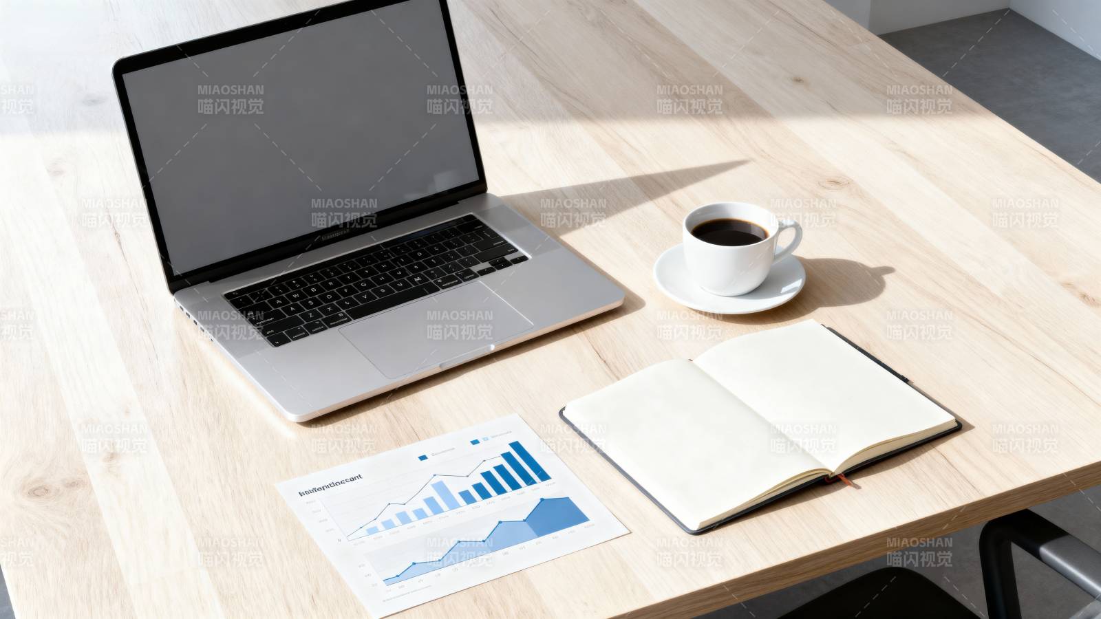 办公桌上的工作场景图片