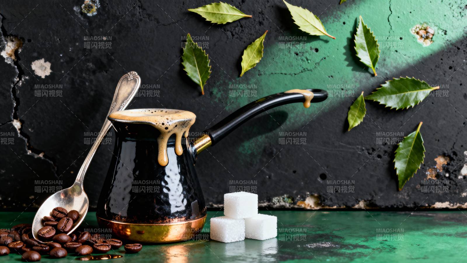 咖啡壶与咖啡豆图片