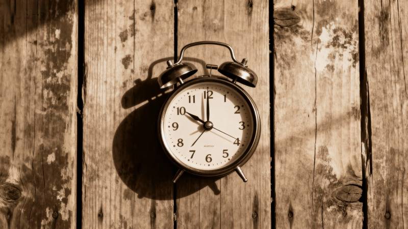 老式闹钟静置木板图片