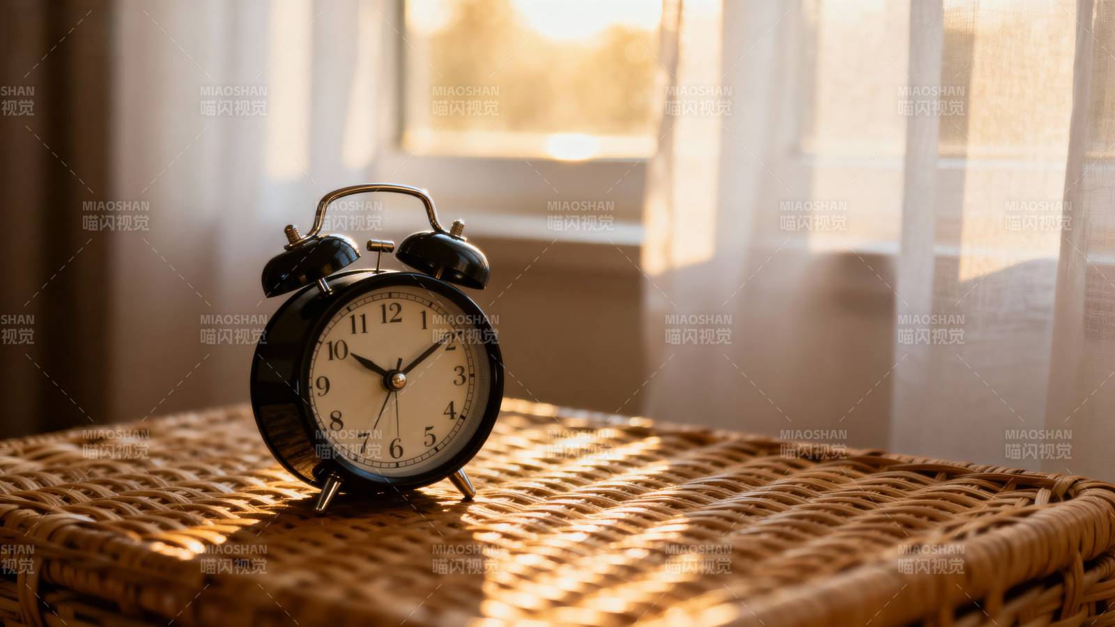 晨光中的闹钟图片