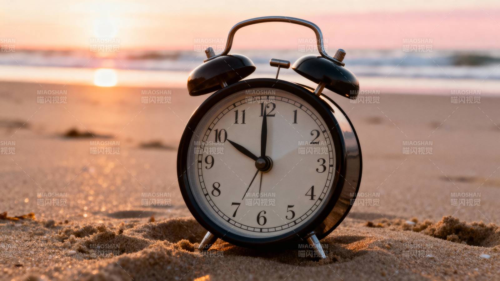 沙滩上的闹钟图片