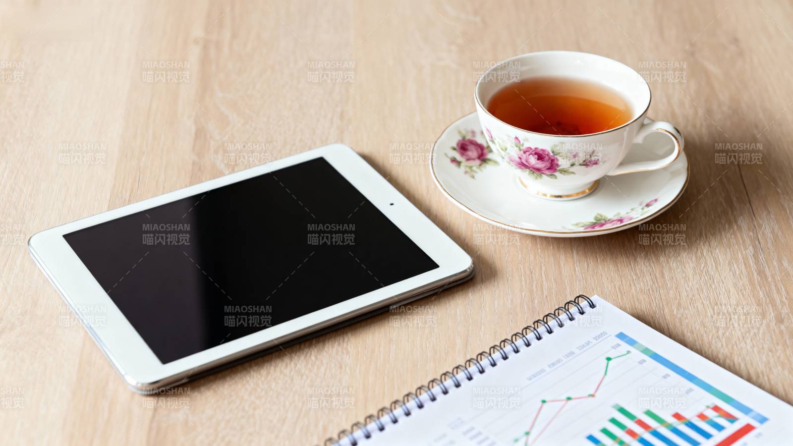 办公桌上的茶与平板图片