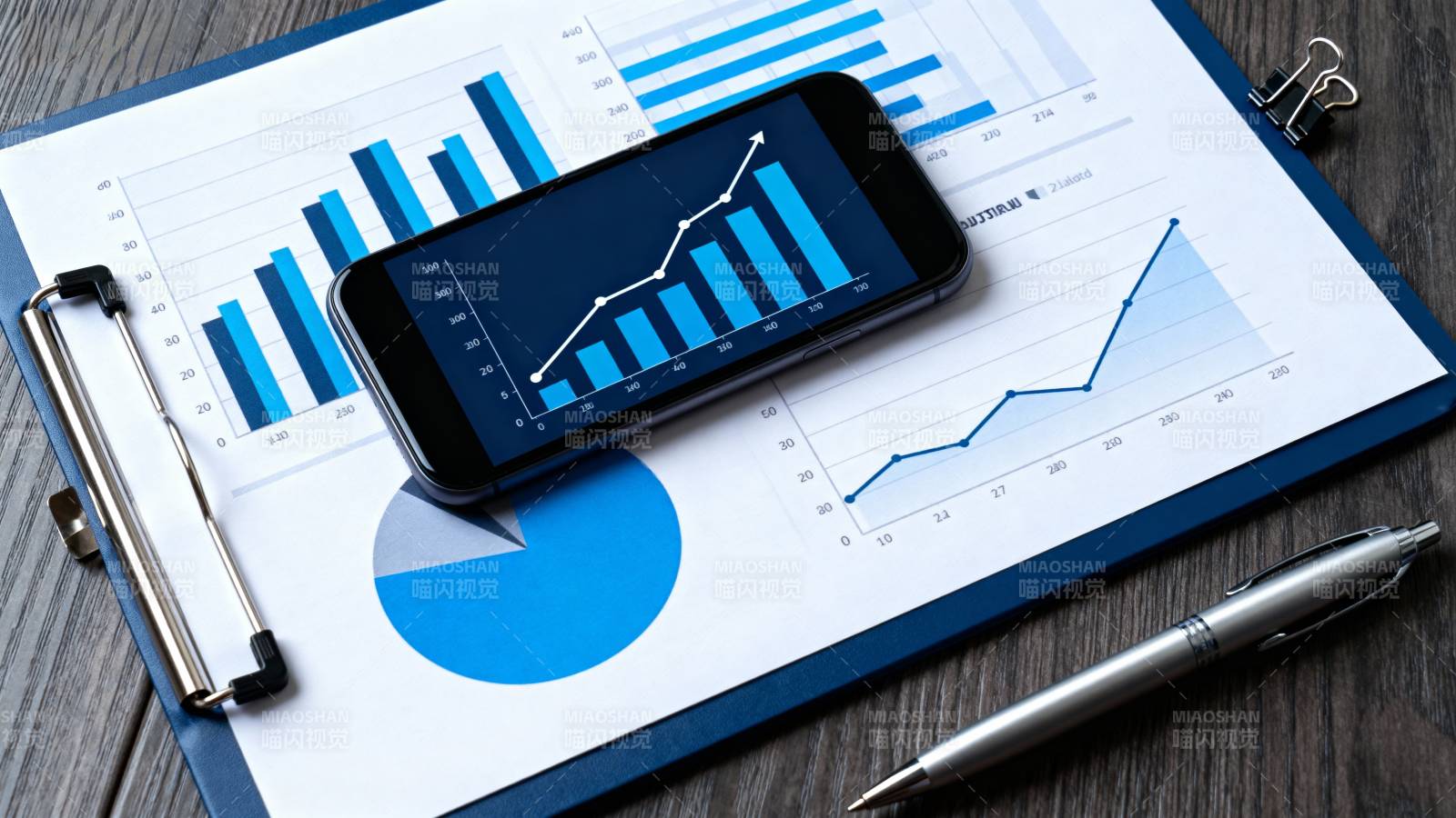 手机上的财务图表图片