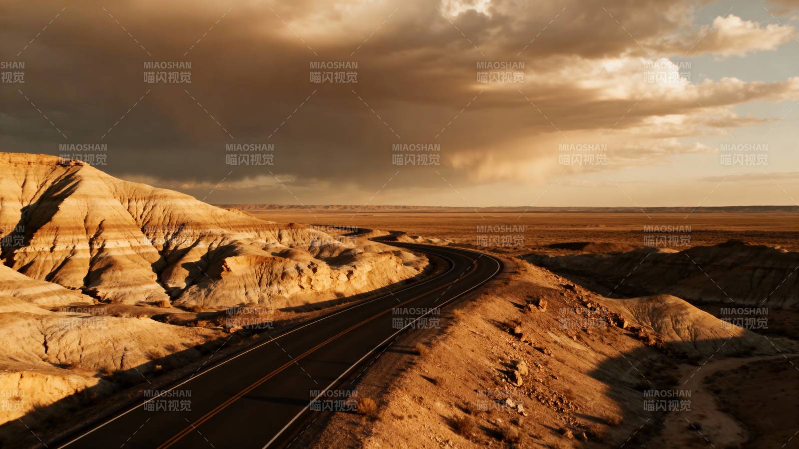 荒漠铁轨延伸远方图片