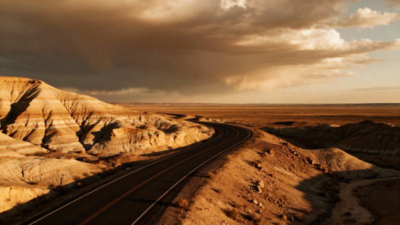 荒漠铁轨延伸远方图片