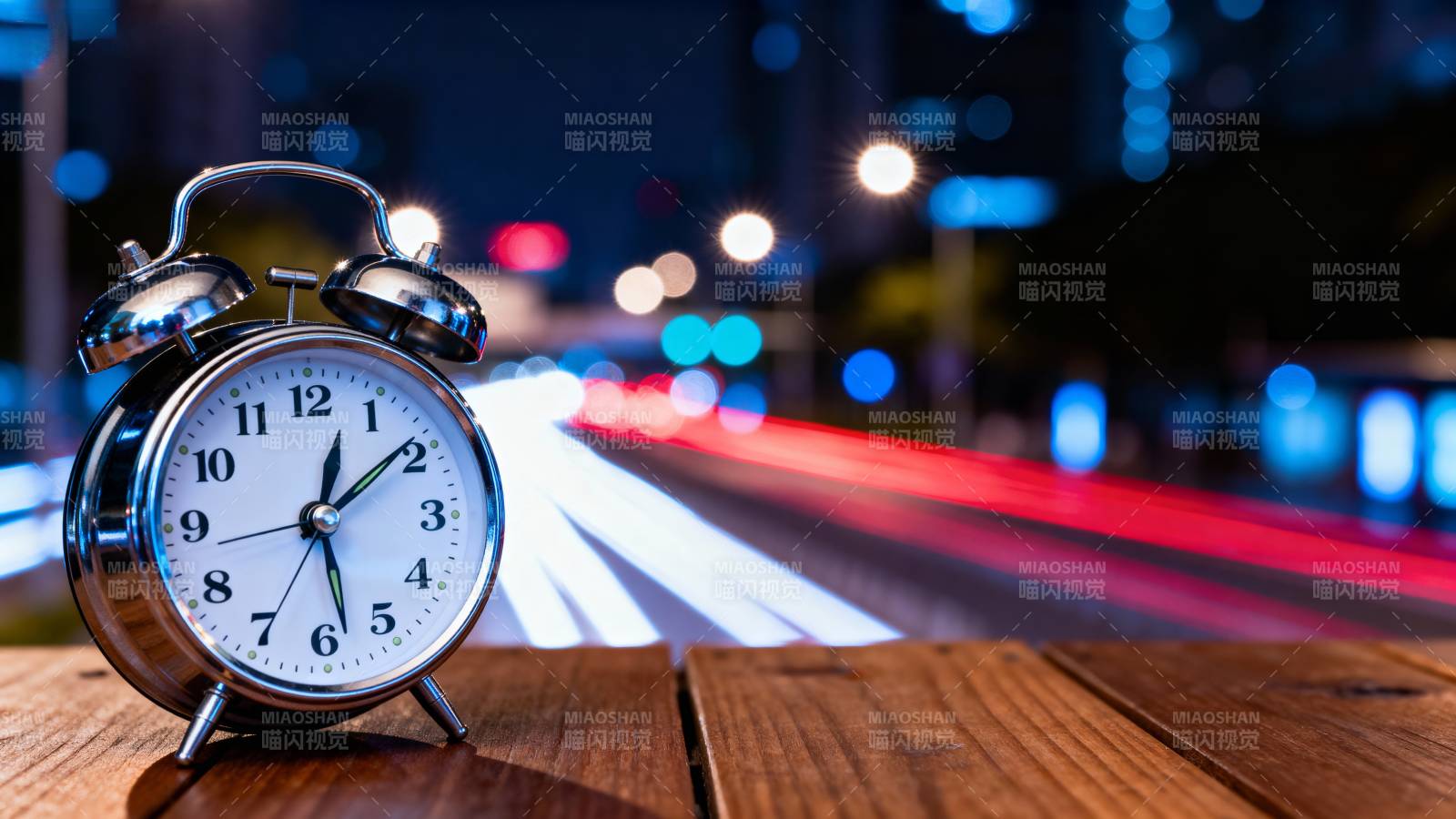 夜景中的闹钟图片