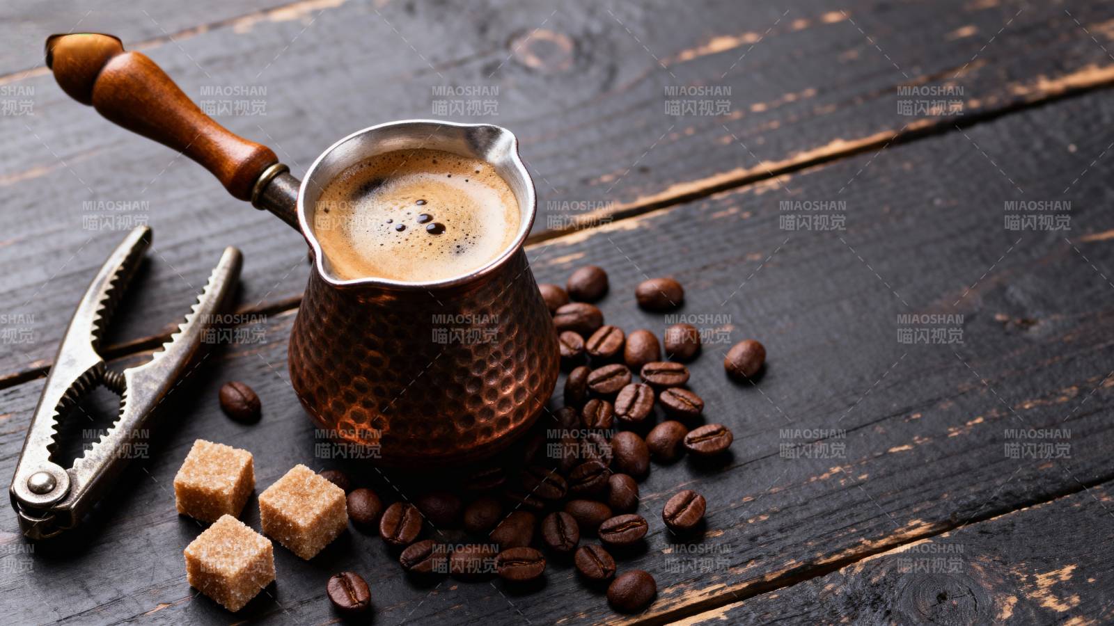 咖啡豆与铜壶静物图片