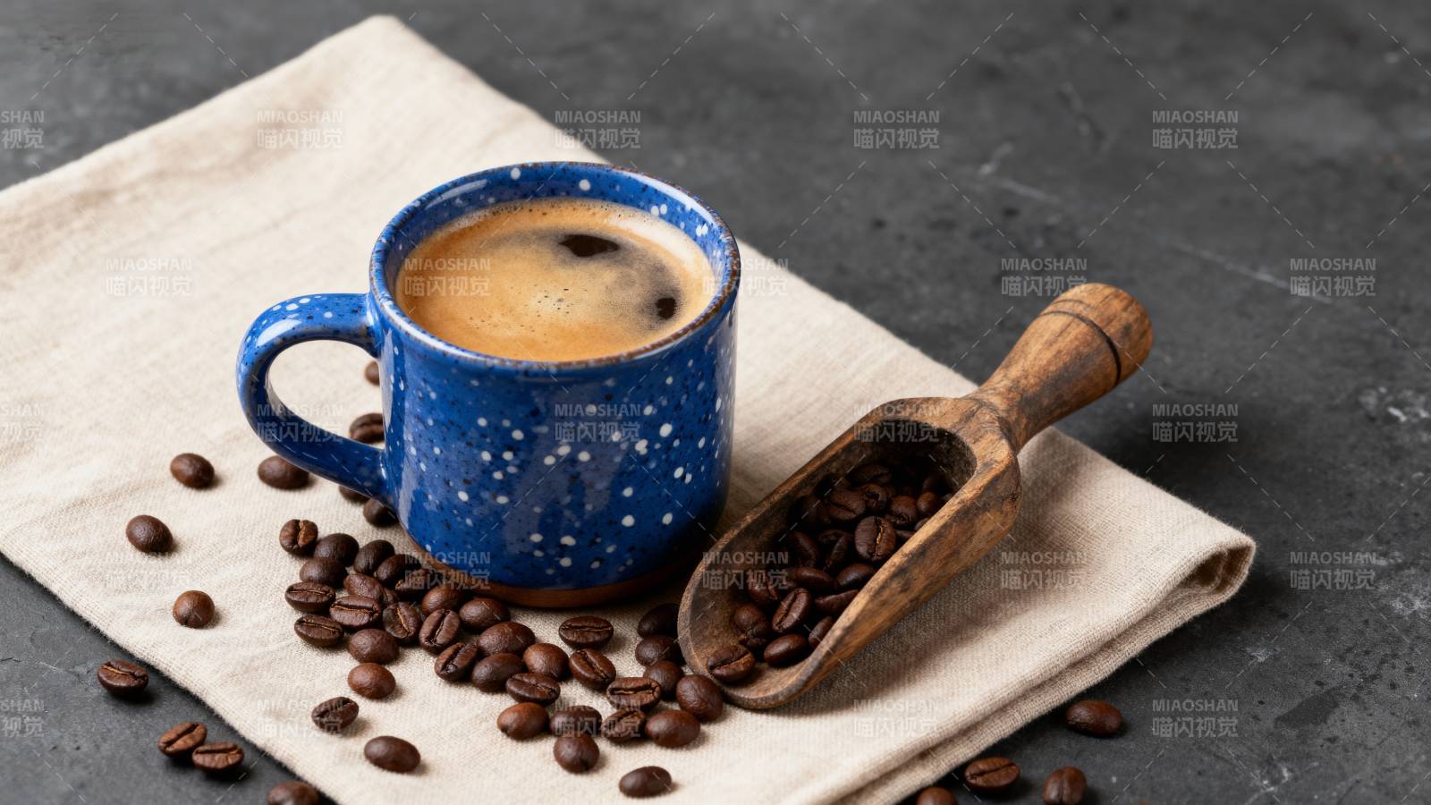 咖啡豆与蓝杯咖啡图片
