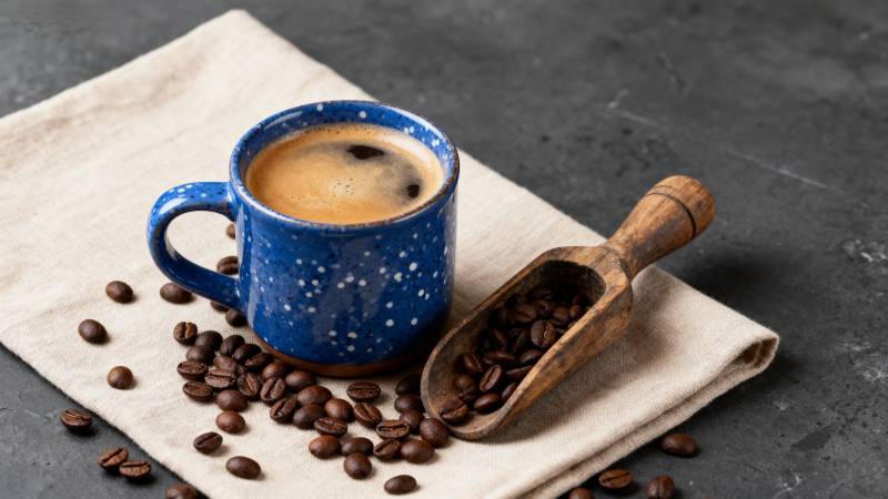 咖啡豆与蓝杯咖啡图片