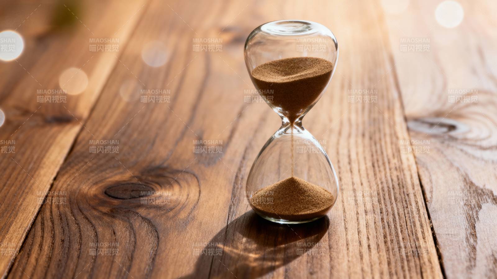 沙漏静置木桌图片