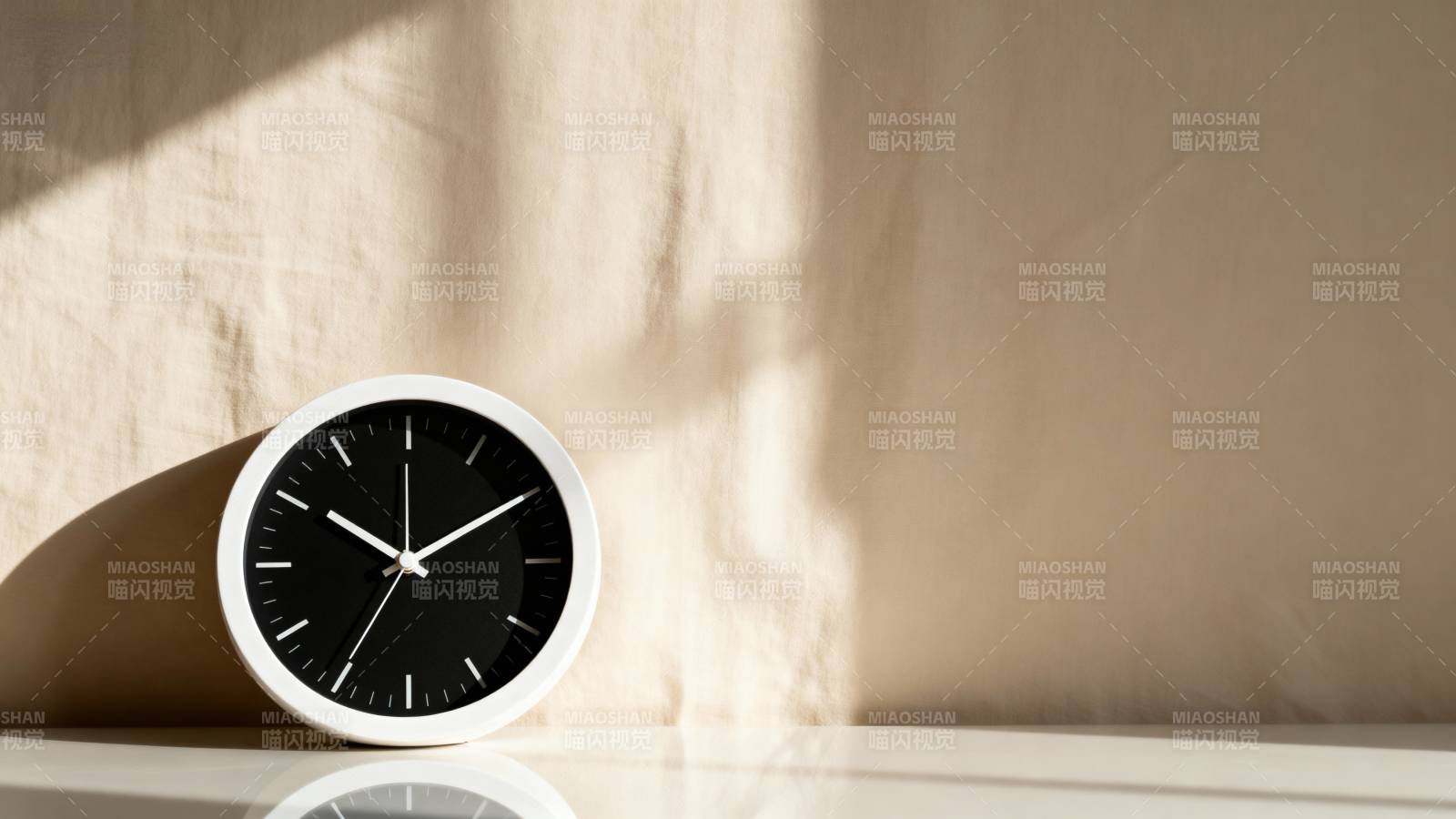 光影中的简约时钟图片