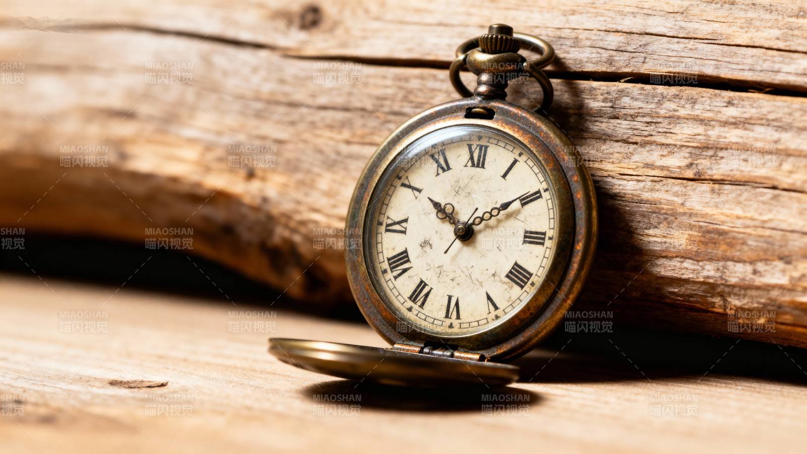 古董怀表静置木上图片