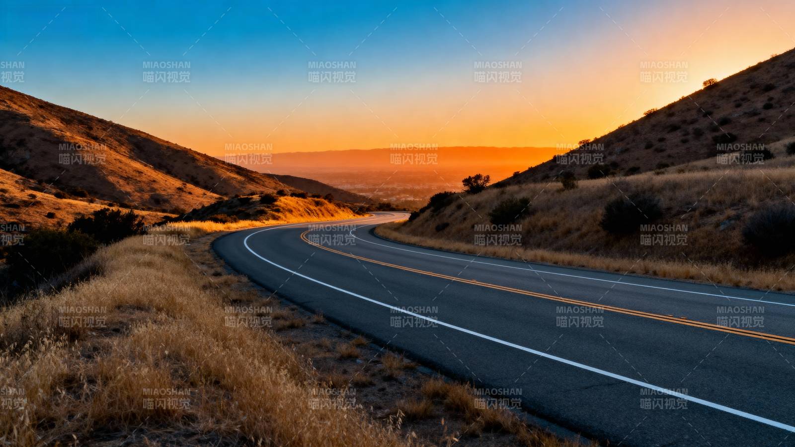 黄昏公路蜿蜒前行图片