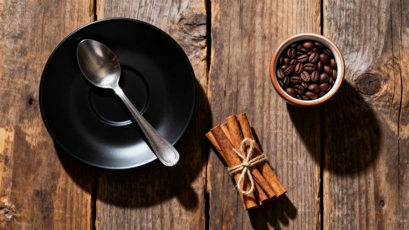 咖啡豆与肉桂香料图片