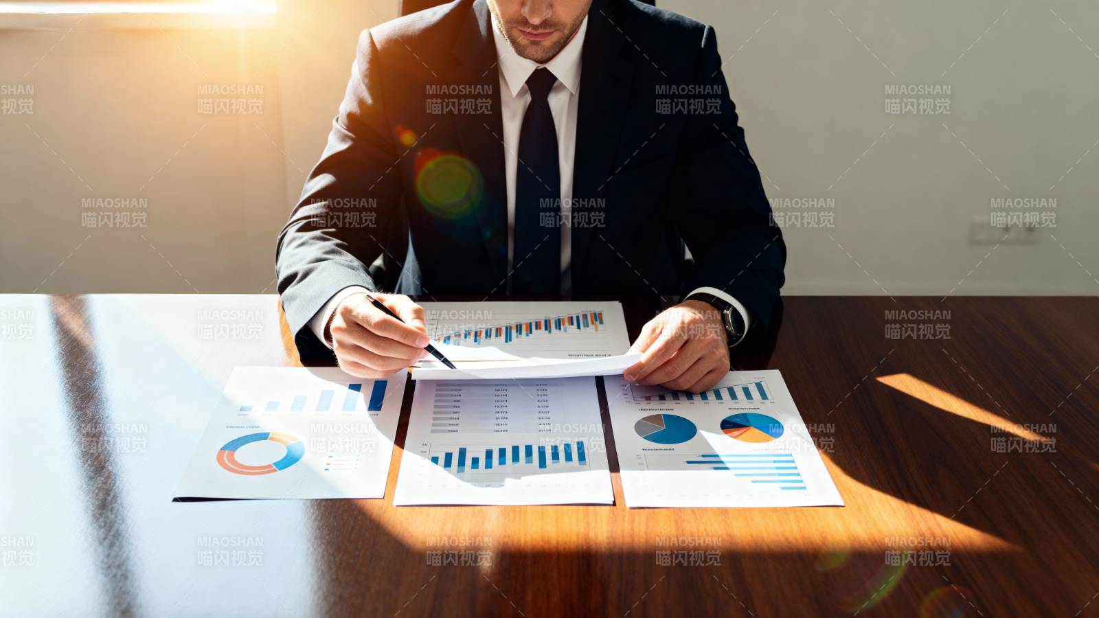 商务人士分析报表图片