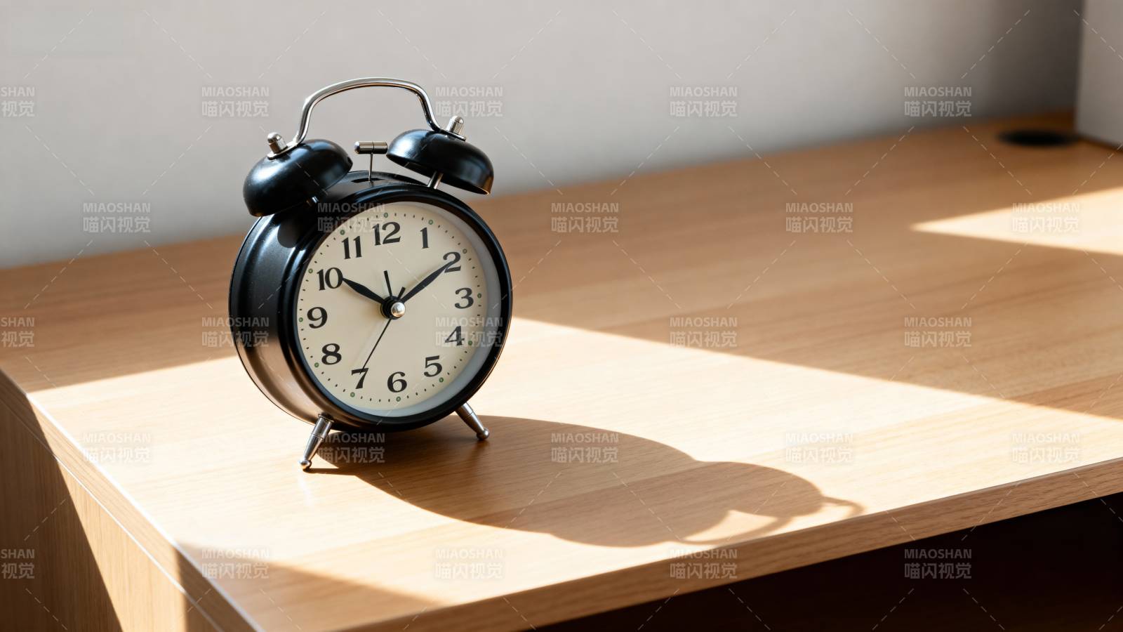 闹钟静置木桌图片