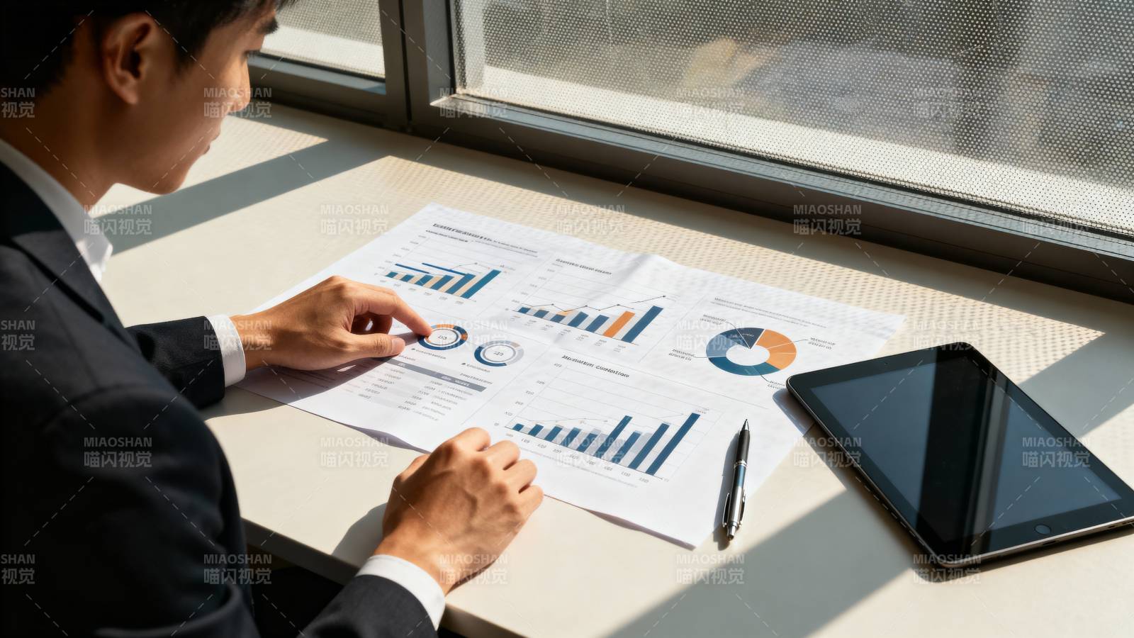 商务人士分析报表图片