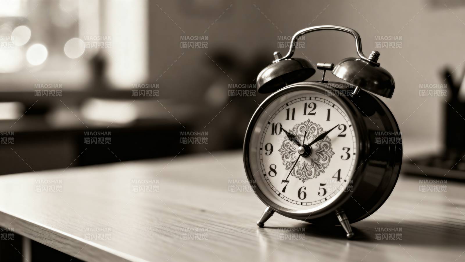 复古闹钟静置桌面图片