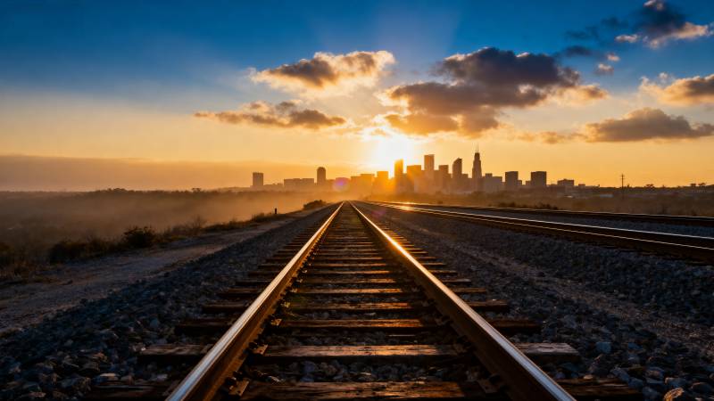 铁轨通向城市日落图片