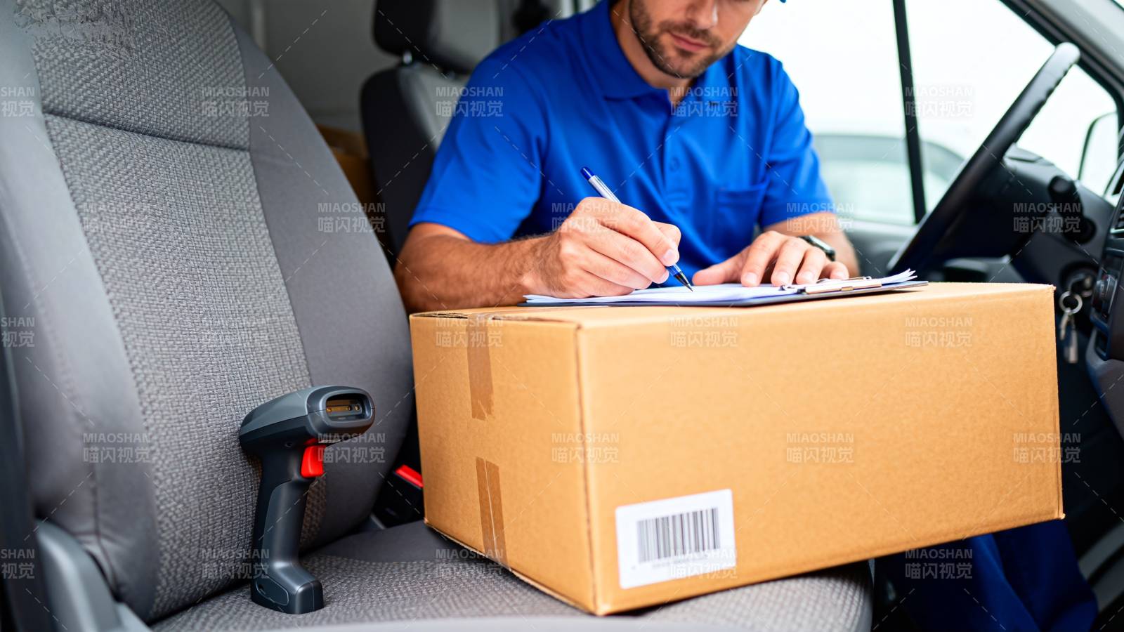 快递员车内签收包裹图片