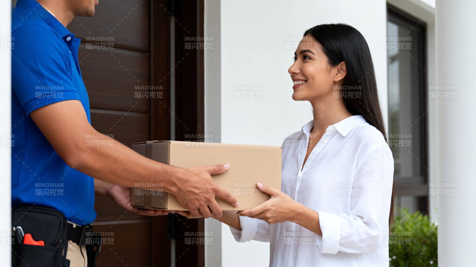 快递员送货上门图片