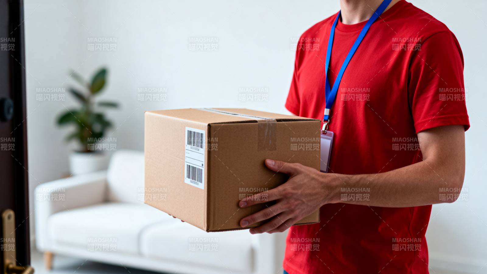 快递员送货上门图片