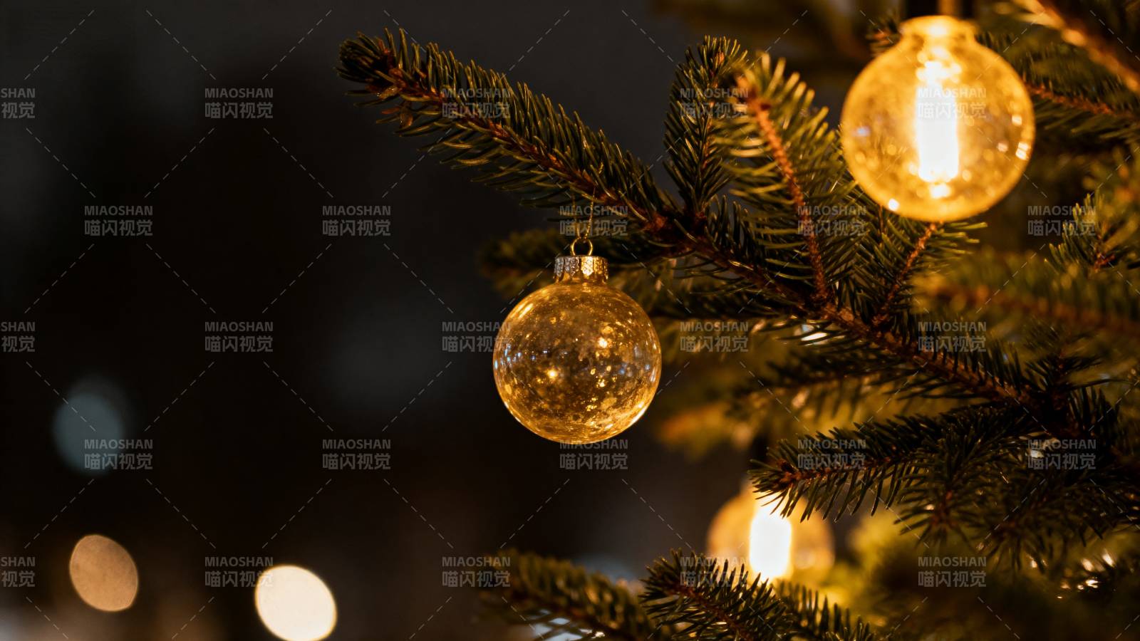 圣诞树上的金色装饰球图片