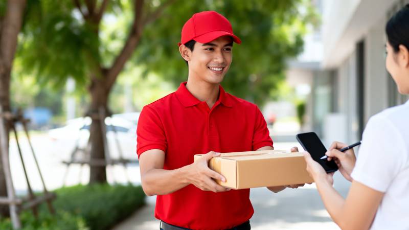 快递员送货微笑图片