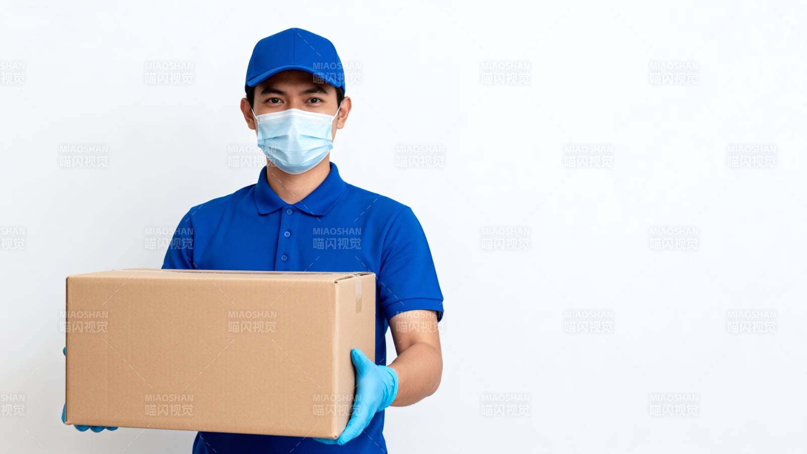 快递员戴口罩送包裹图片