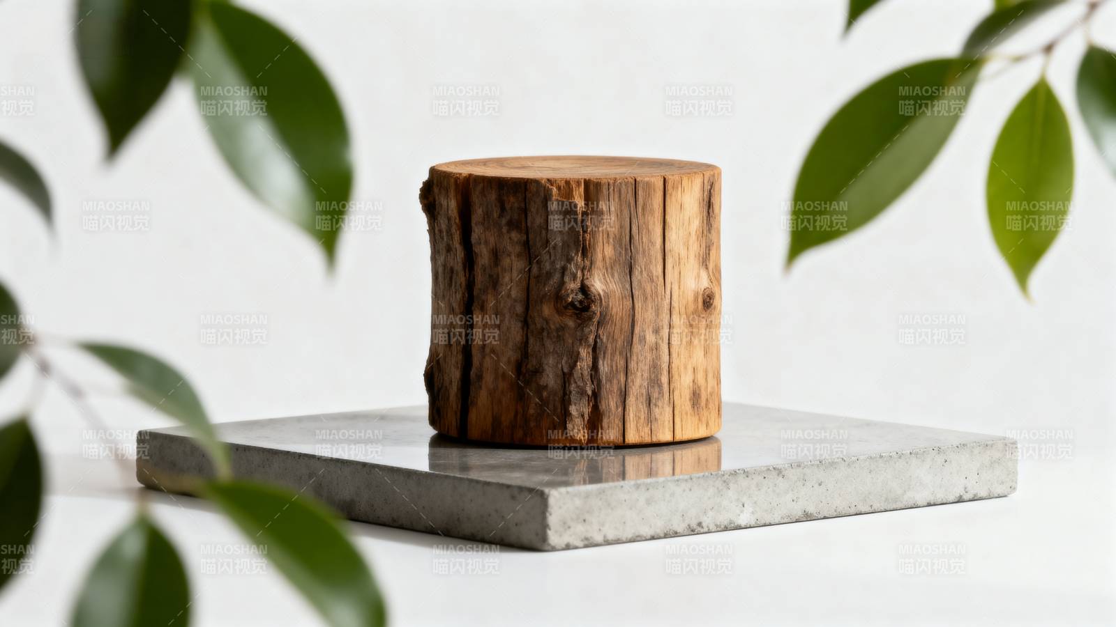 木桩静置于石台图片