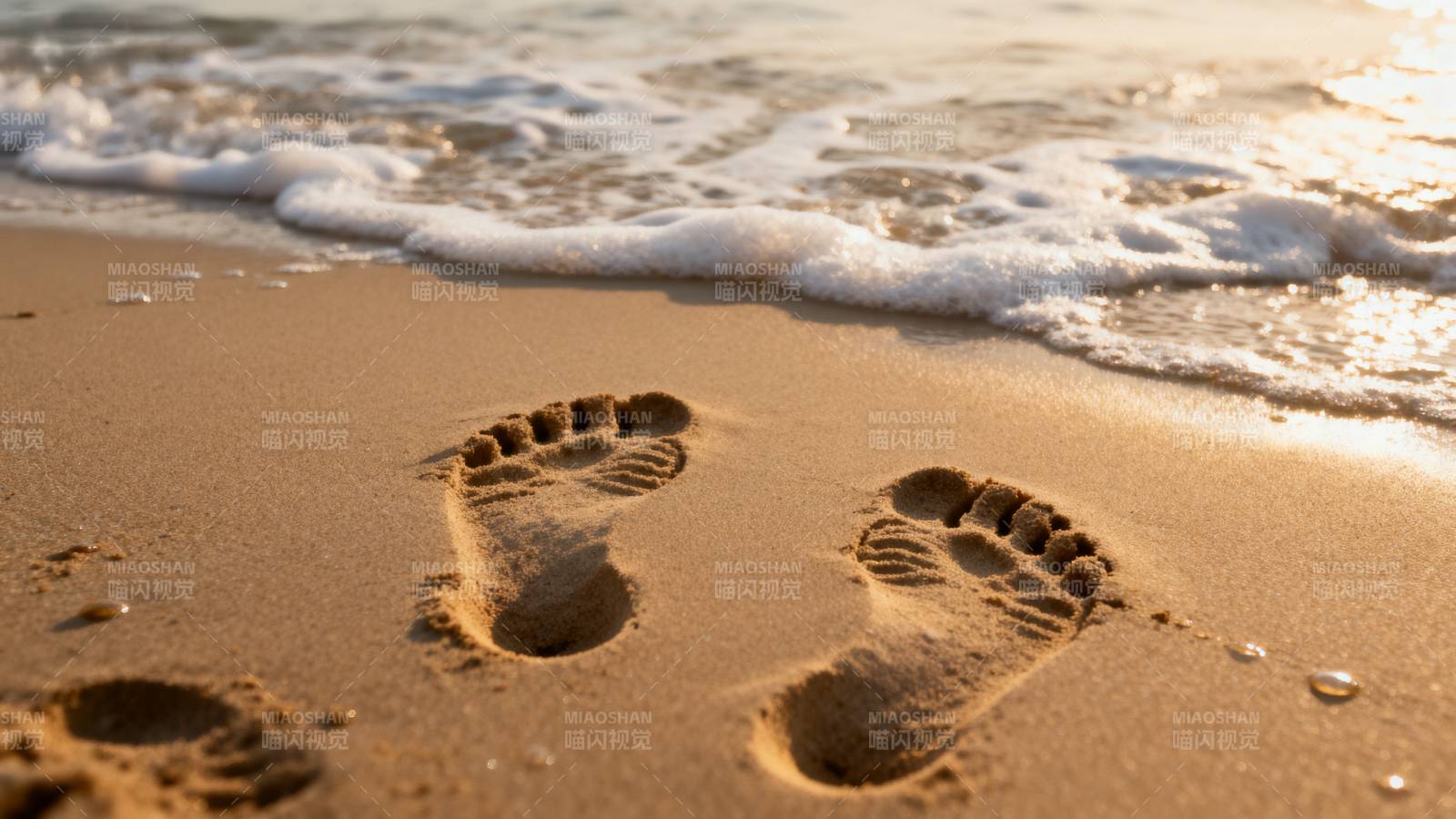 沙滩足迹与海浪图片