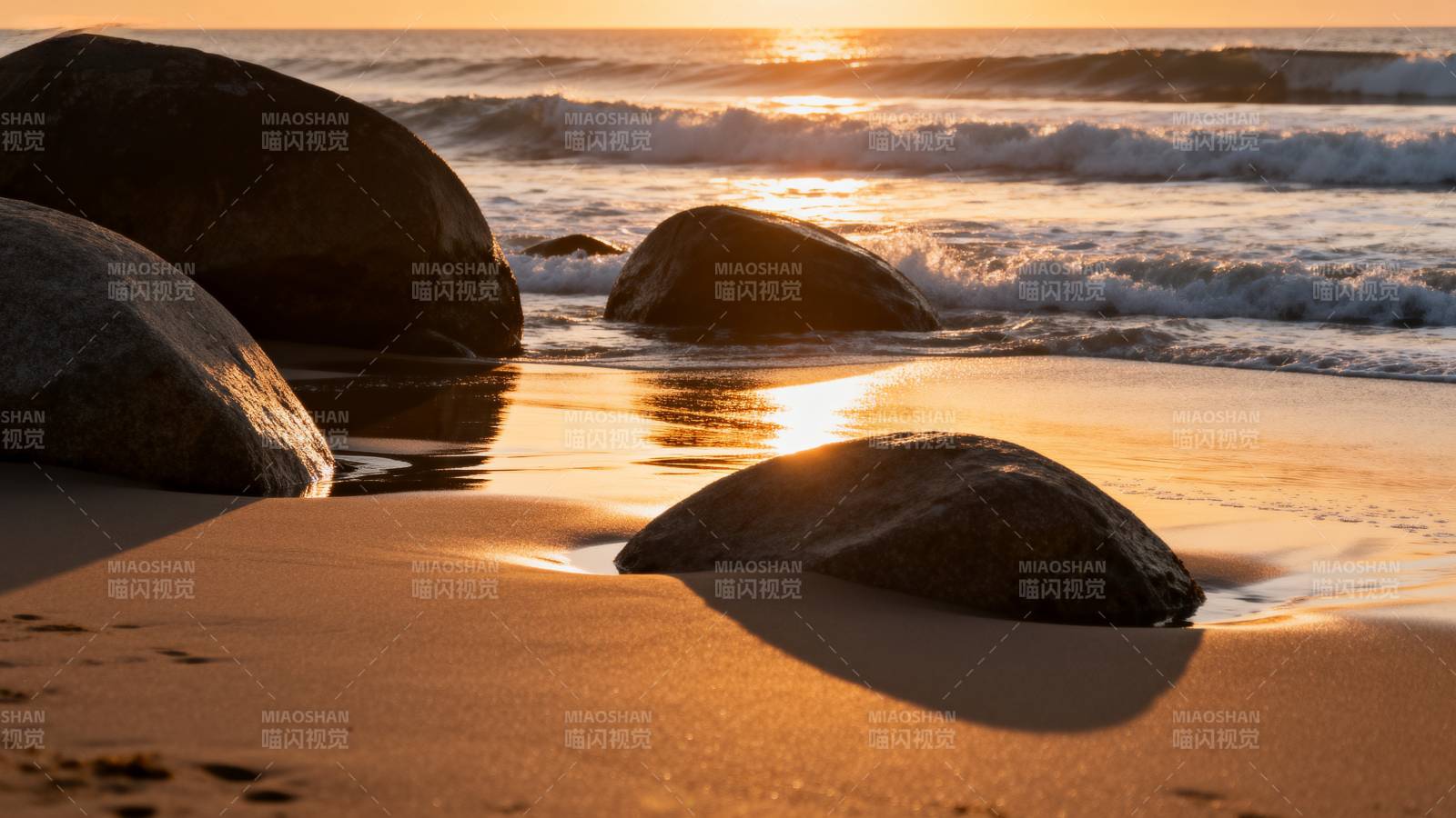 夕阳海滩巨石图片