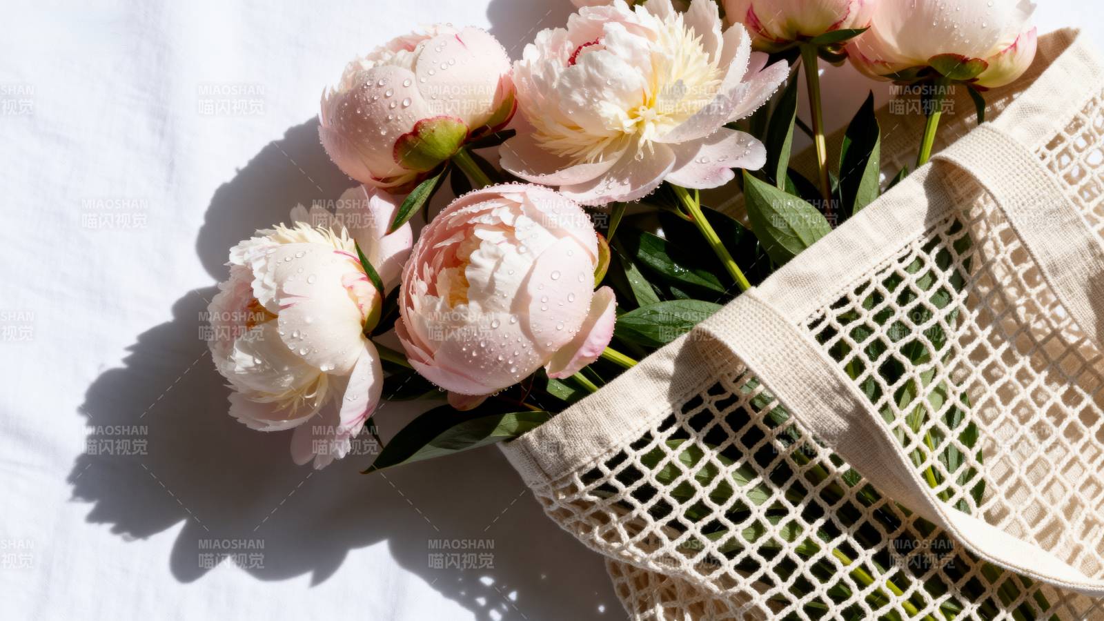 花篮里的粉红牡丹图片