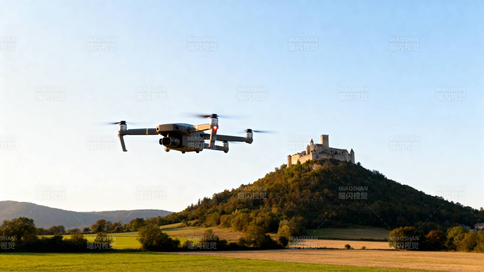 无人机飞越古堡山图片