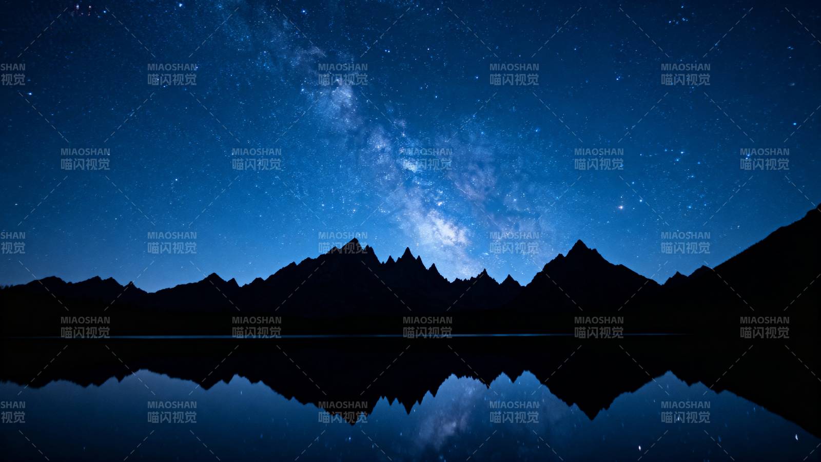 星空倒影山峦图片