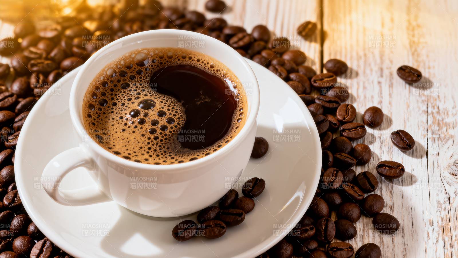 咖啡香浓 豆满桌图片