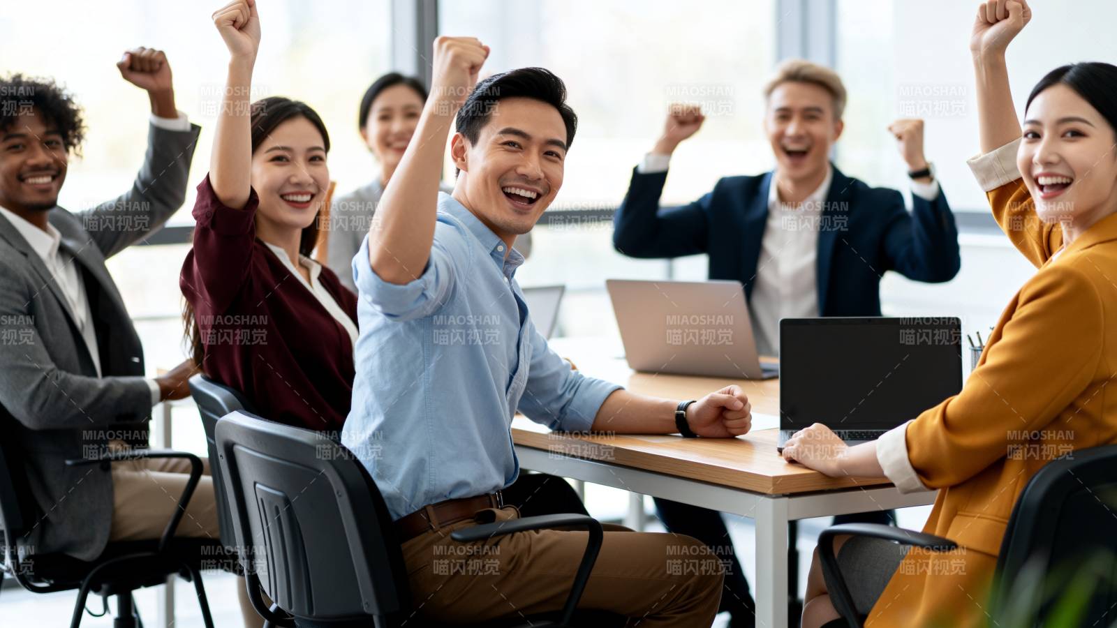 团队欢呼成功瞬间图片