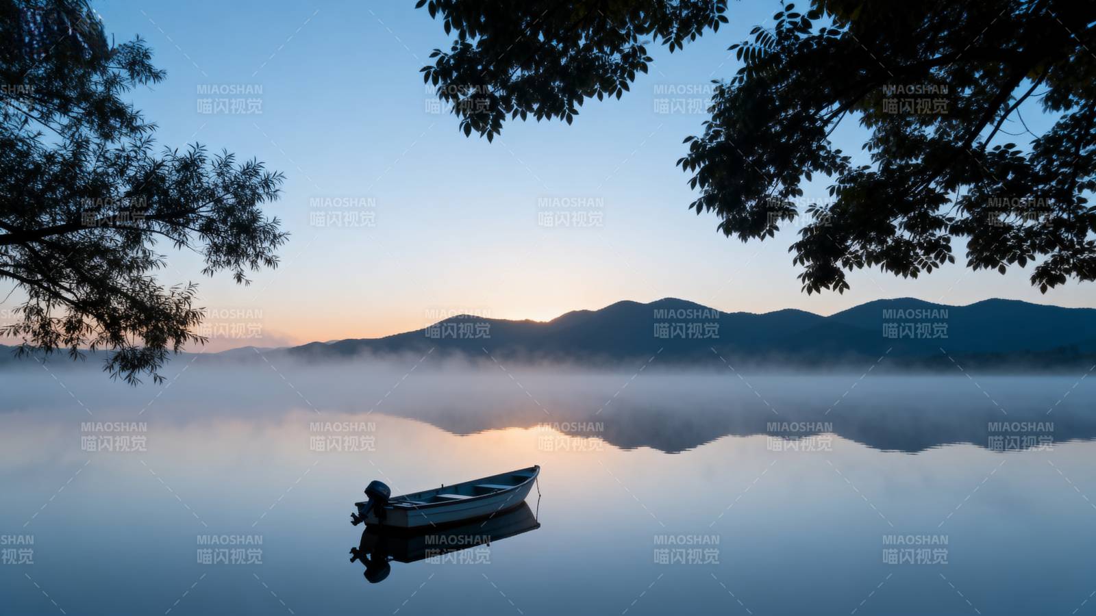晨雾湖舟图片