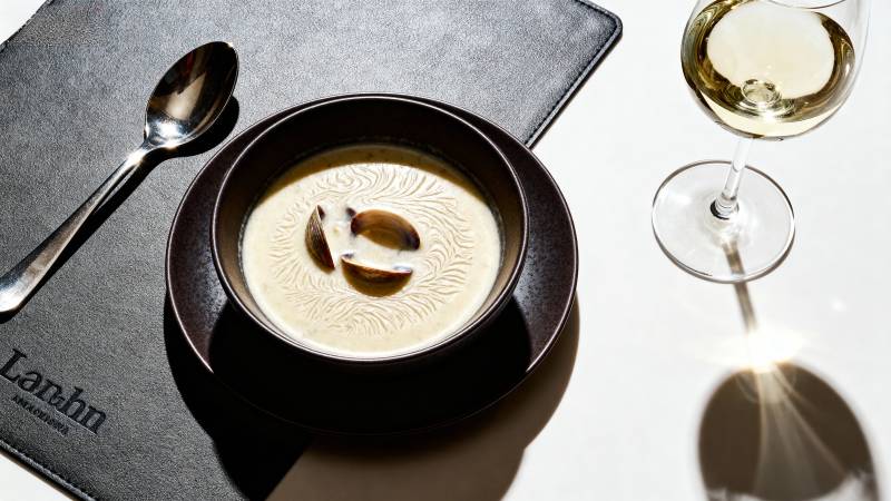 奶油蛤蜊汤配白葡萄酒图片