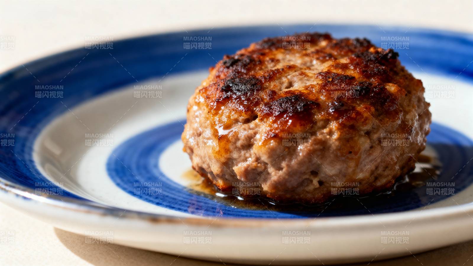 煎肉饼特写图片