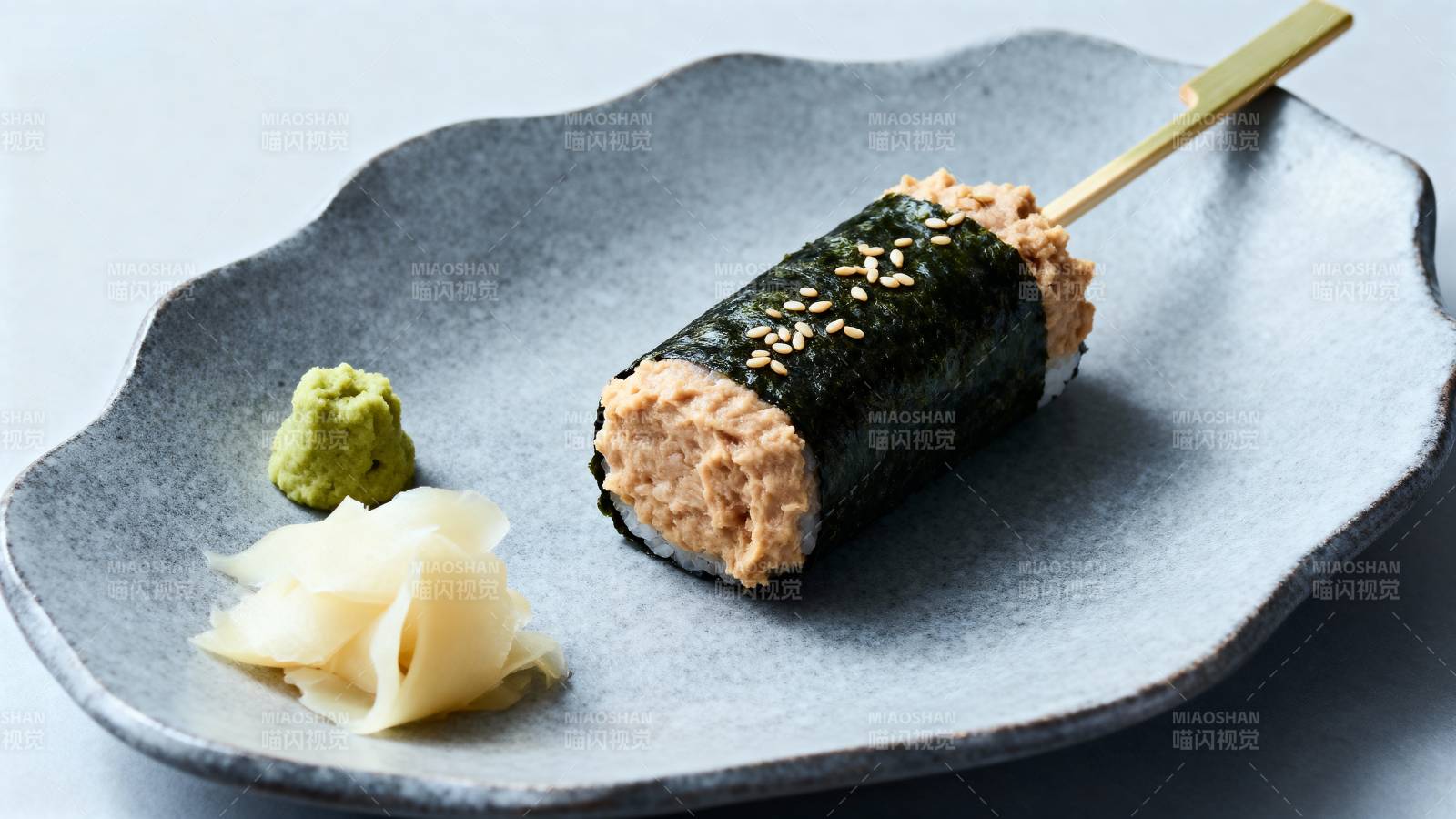 寿司卷配芥末姜片图片