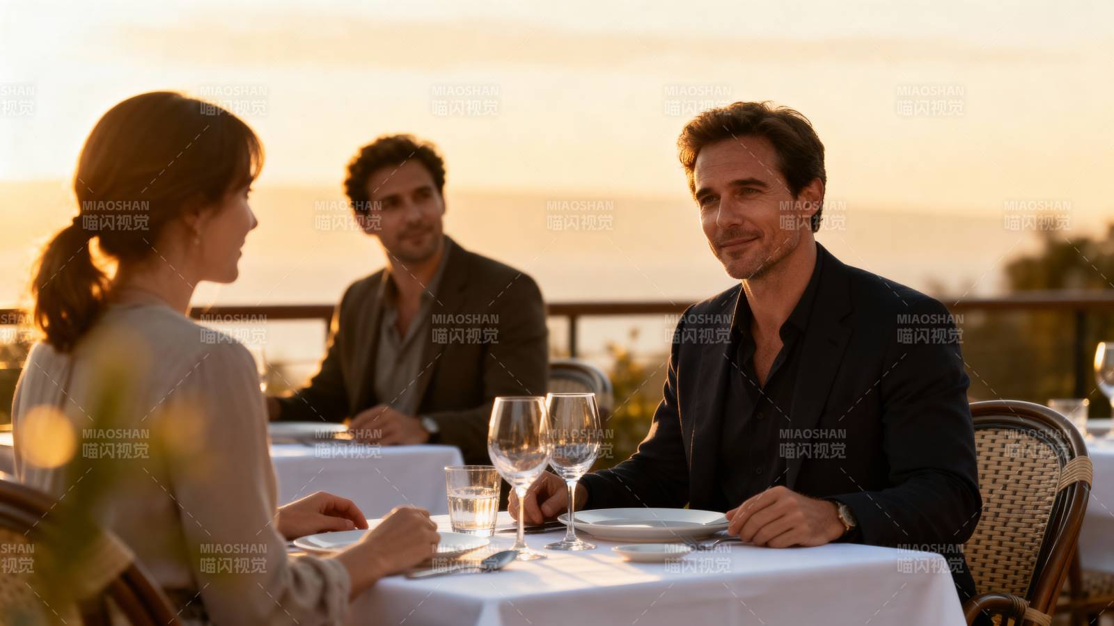 夕阳下的浪漫晚餐图片