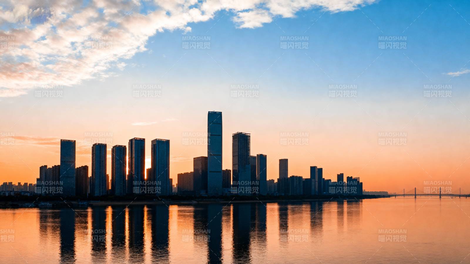 城市天际线倒影图片