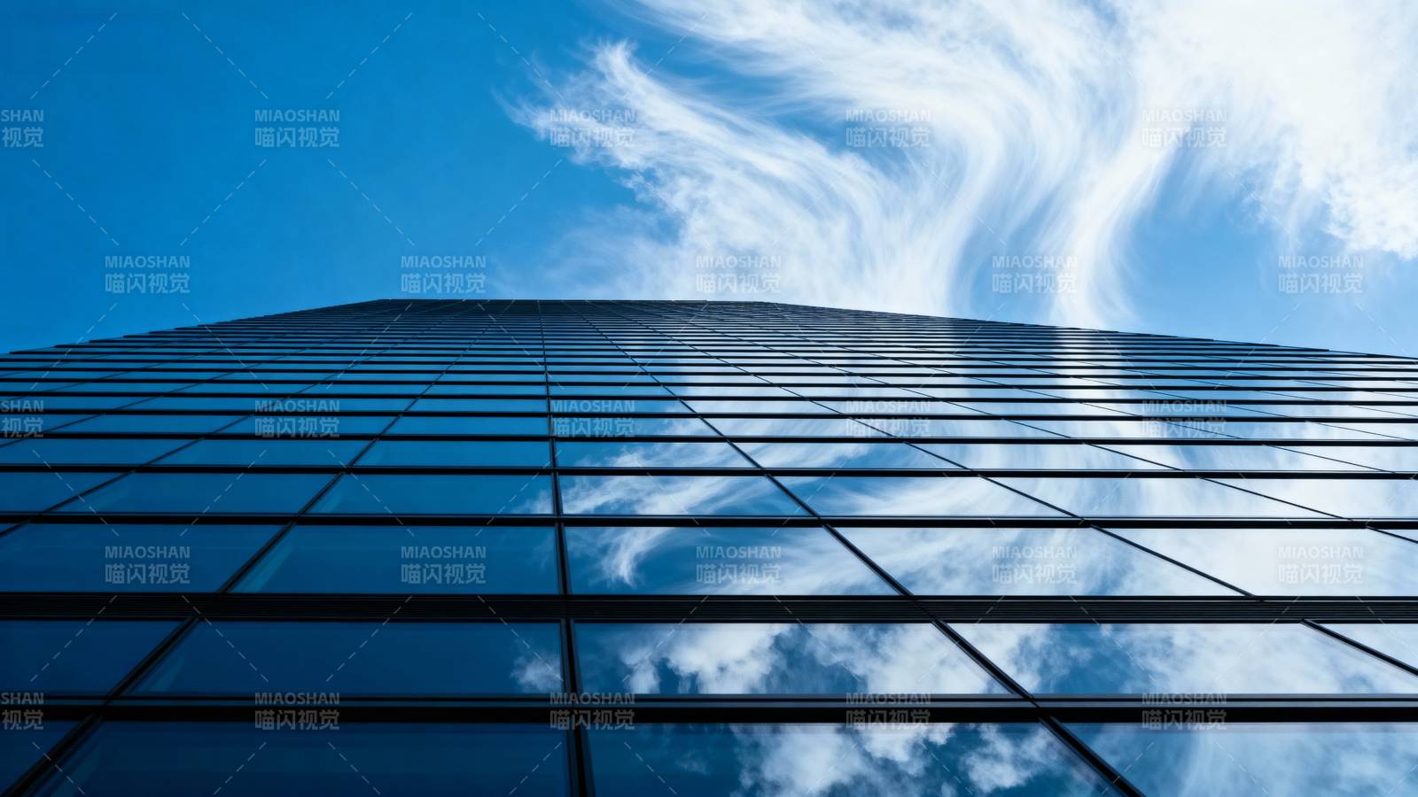 蓝天映玻璃幕墙图片