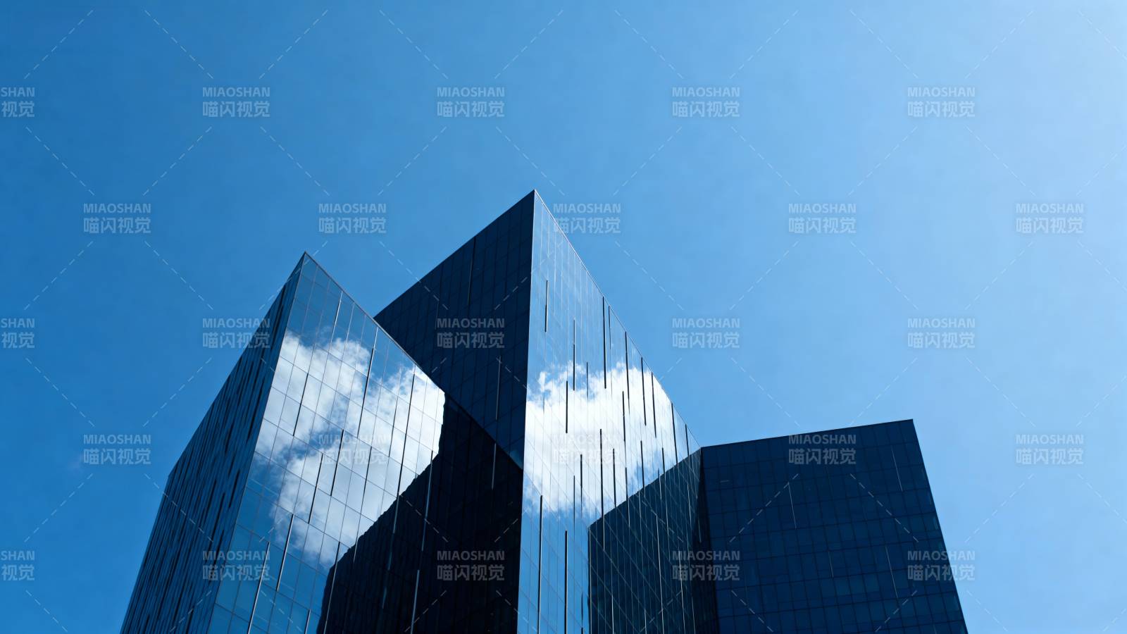 玻璃幕墙映蓝天图片