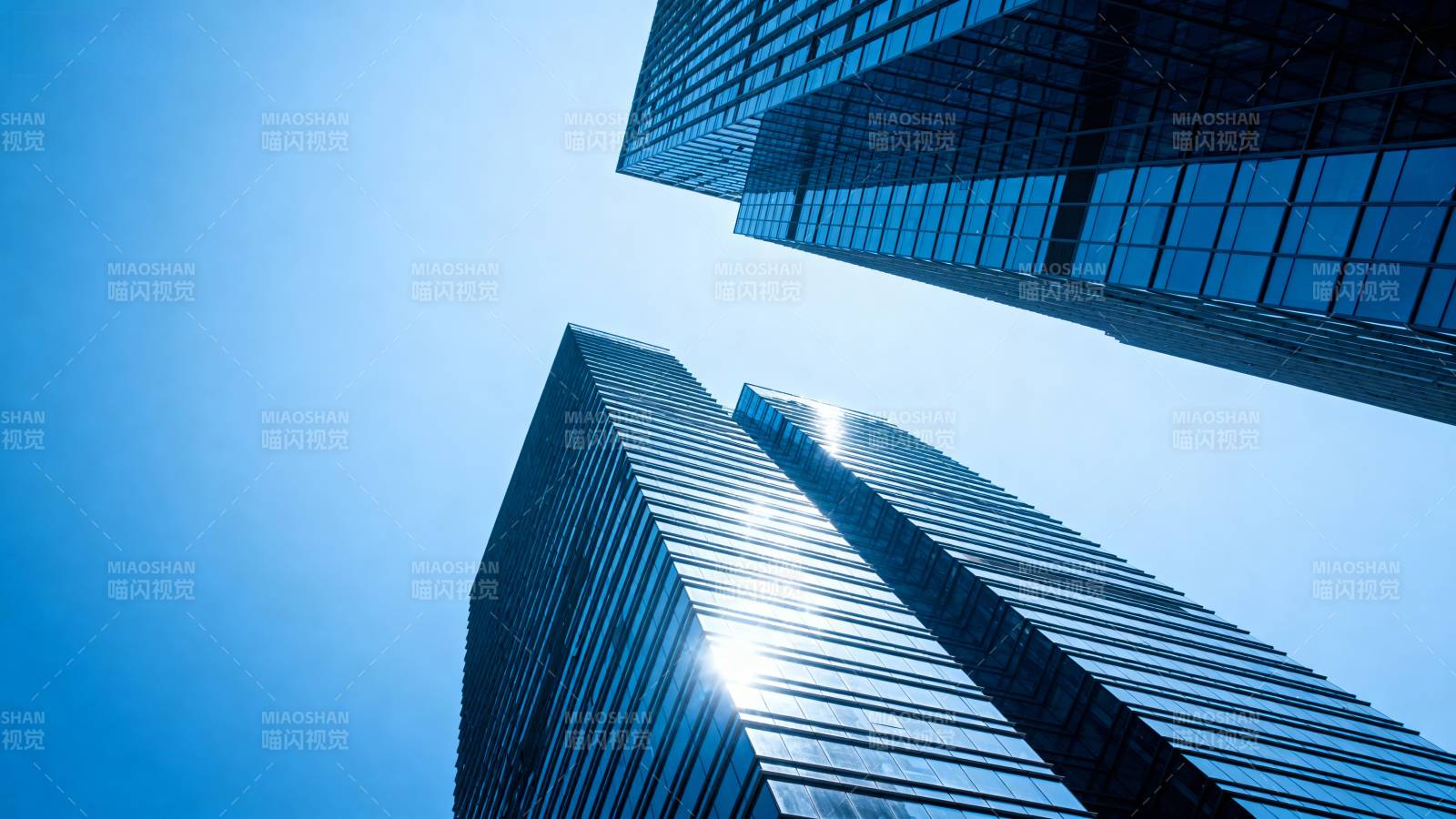 高楼仰望蓝天图片