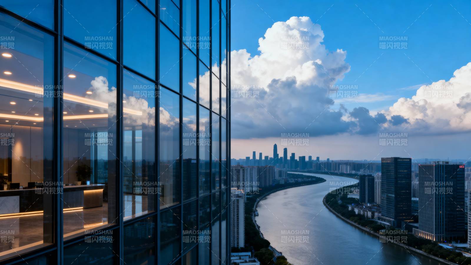 城市天际线与河流图片