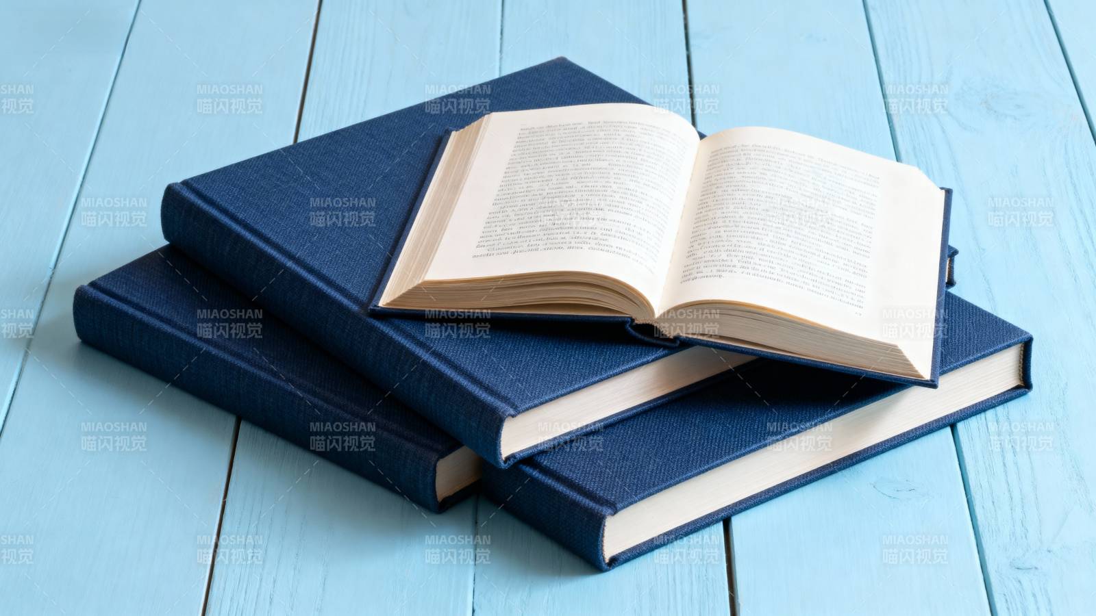 书本静置木桌图片