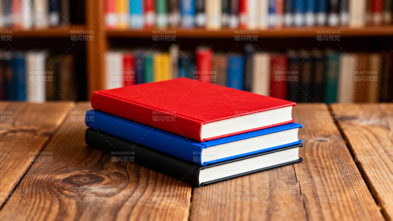 书堆静置木桌图片